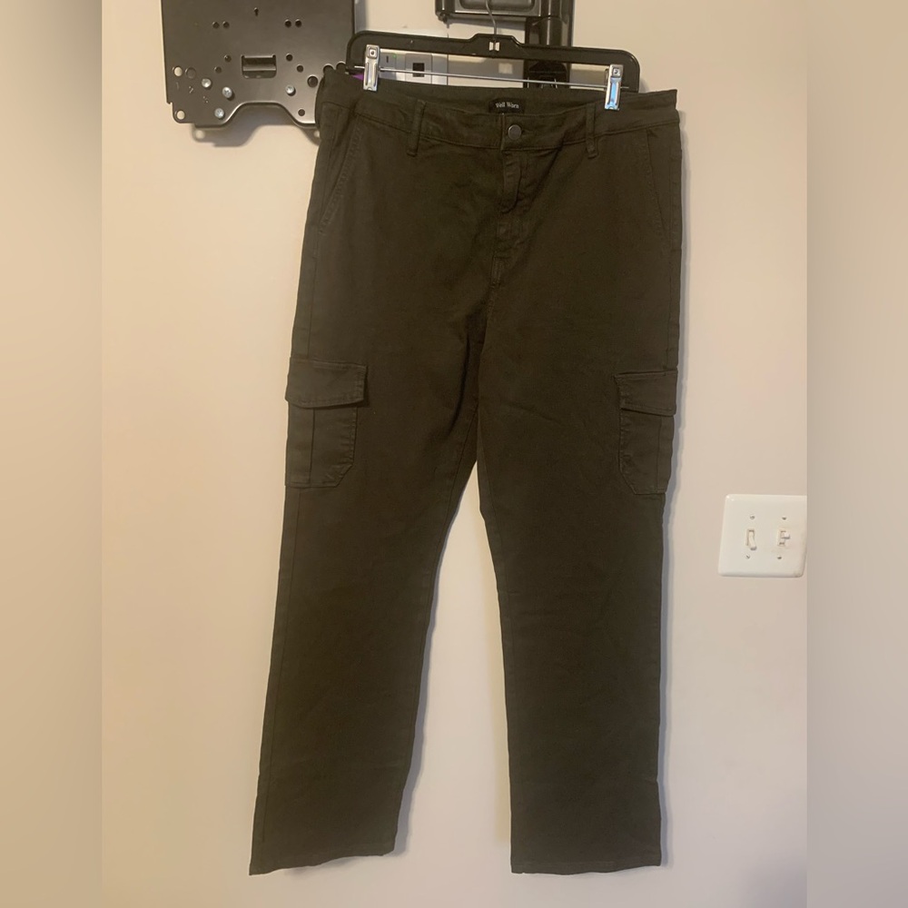 New Well Worn Green Woman’s Straight-Leg Cargo Pants. Size 14/34